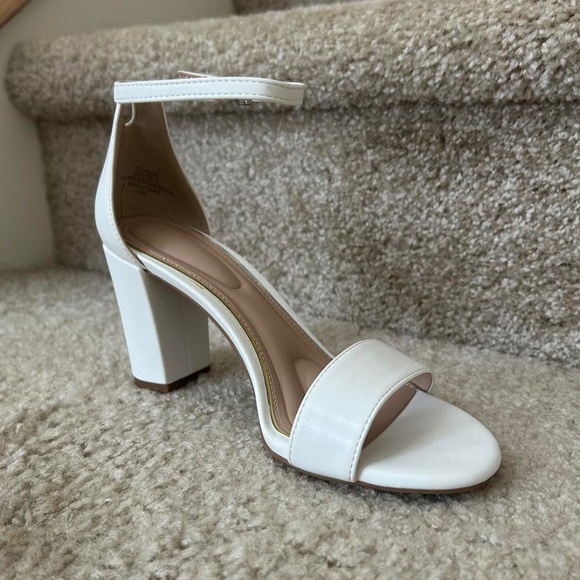 Kelly & Katie White Hailee Sandal Heels - NEW, NEVER WORN (Size 6) - Picture 1 of 8